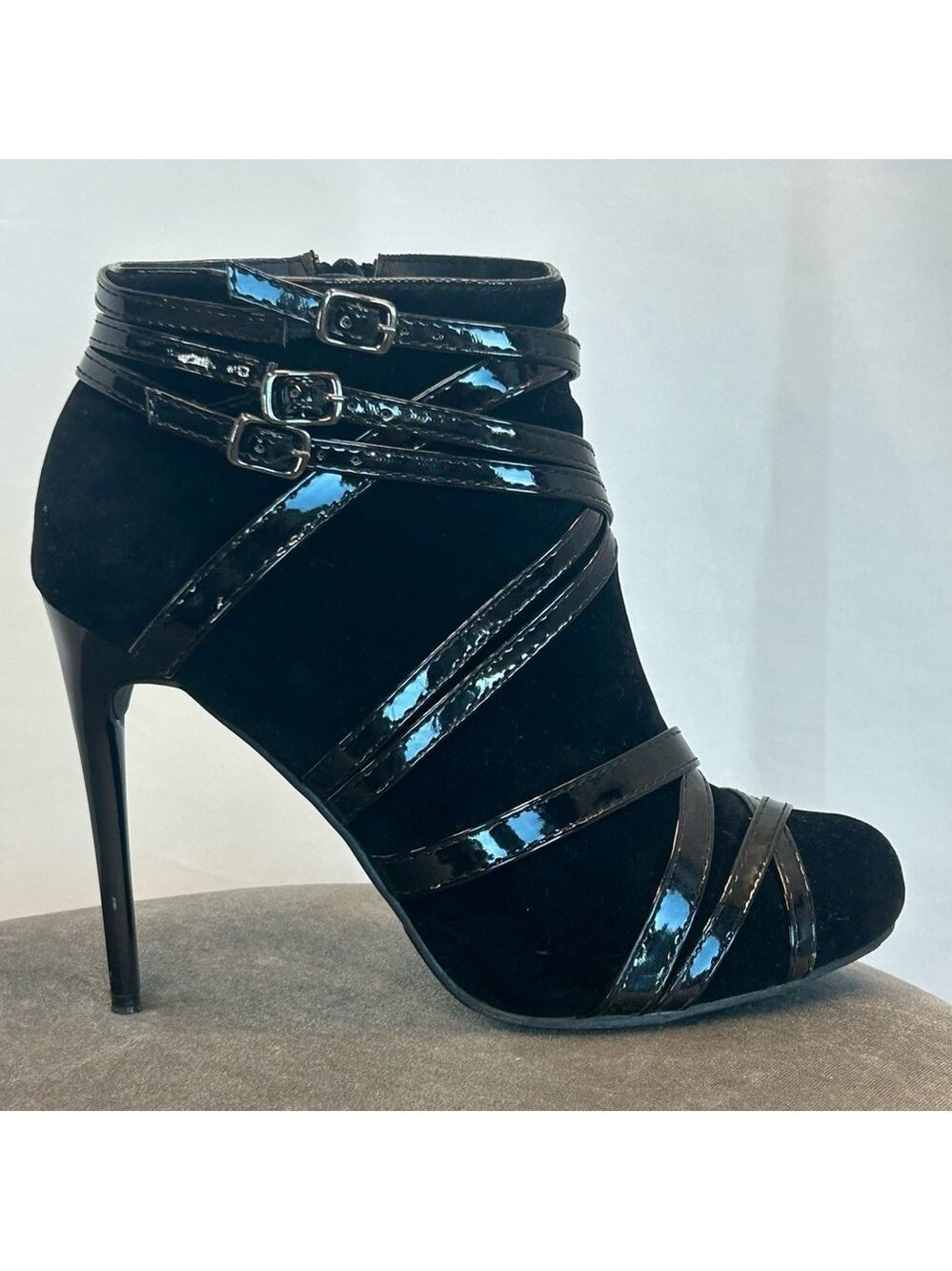 Black velvet faux patent strappy buckle high heel ankle bootie Sz 9